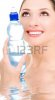 3599630-bella-donna-con-una-bottiglia-di-acqua-pulita.jpg